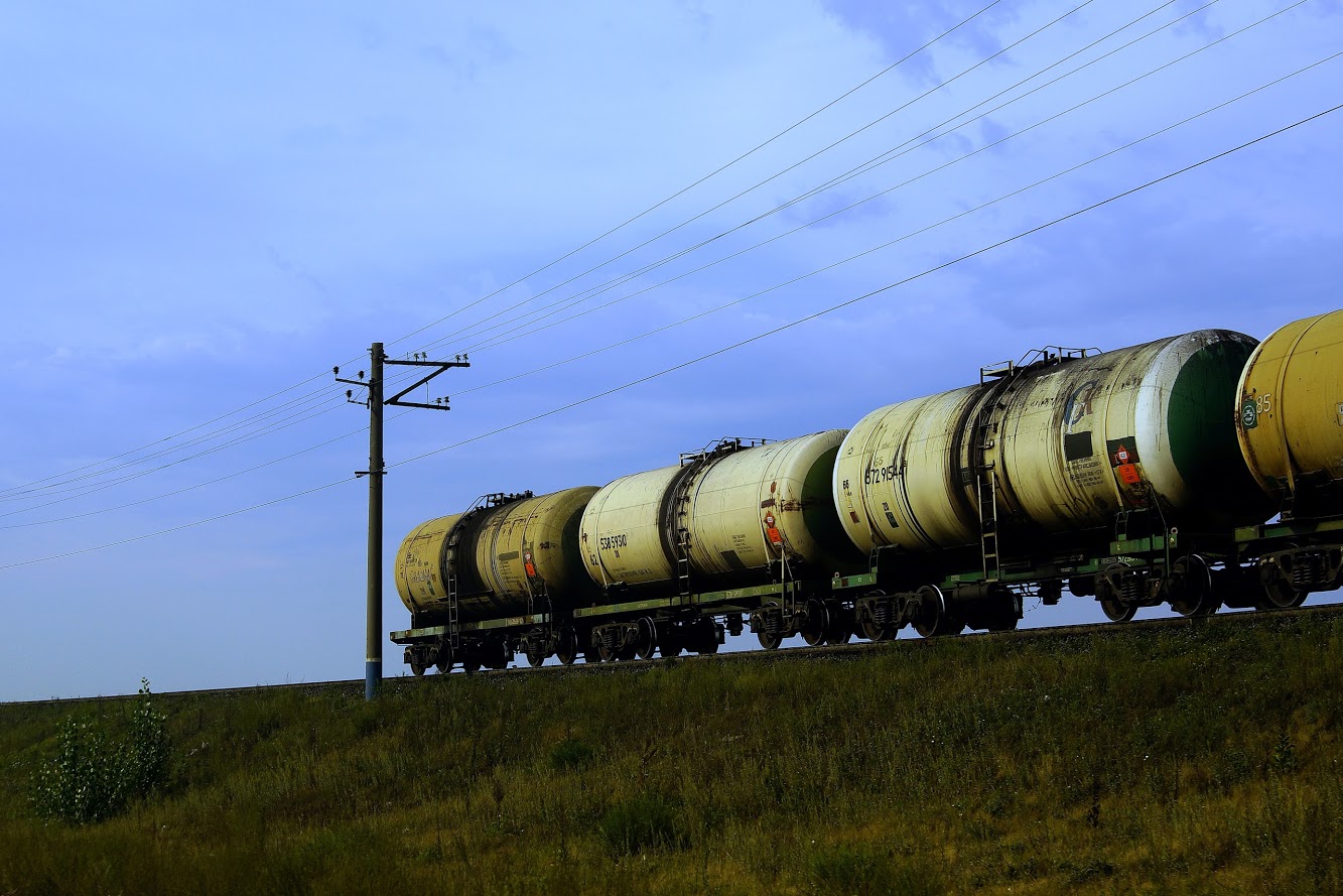 1333x889, 259 Kb / столб, цистерны, провода, жд