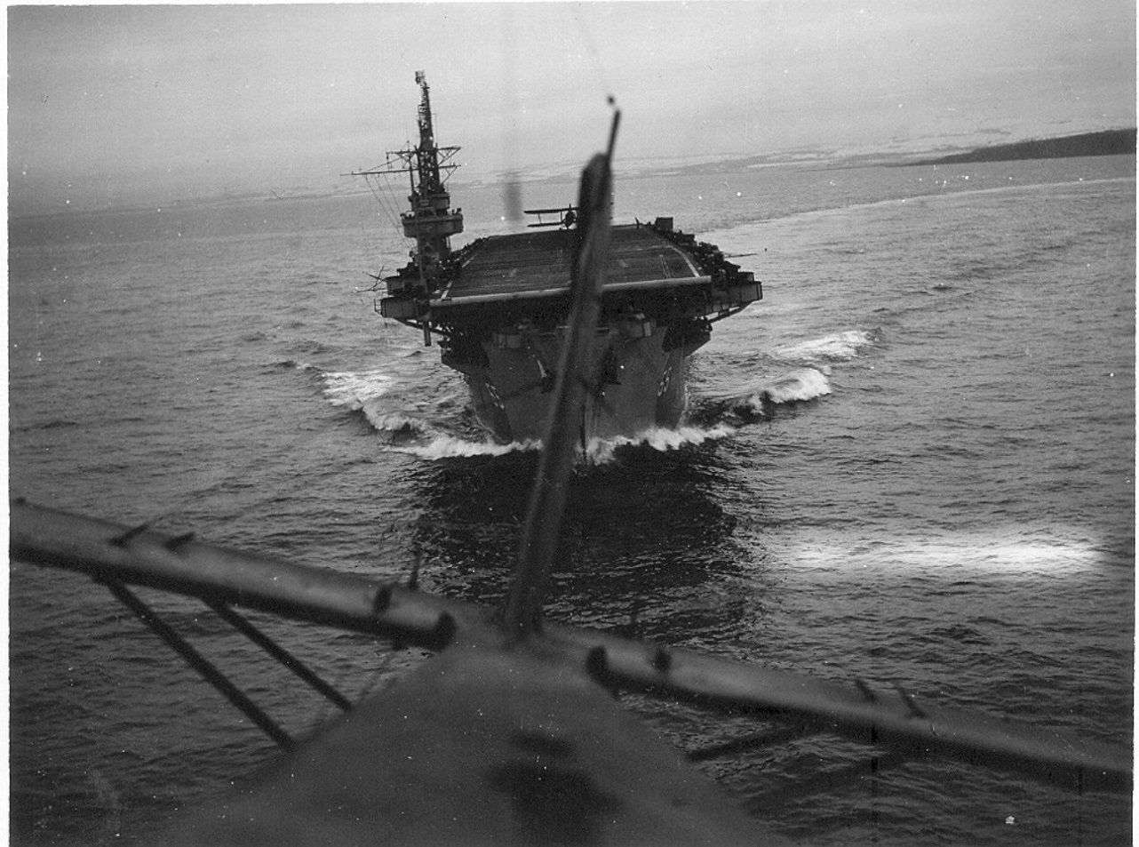 1282x953, 393 Kb / корабль, самолёт, авианосец, хвост, палуба, море, ч/б