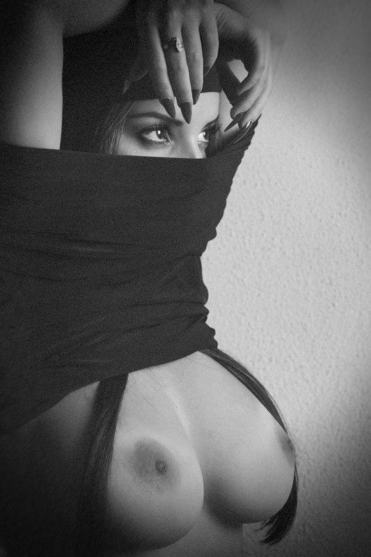 533x800, 57 Kb / ч/б, глаза, сиськи, кольцо