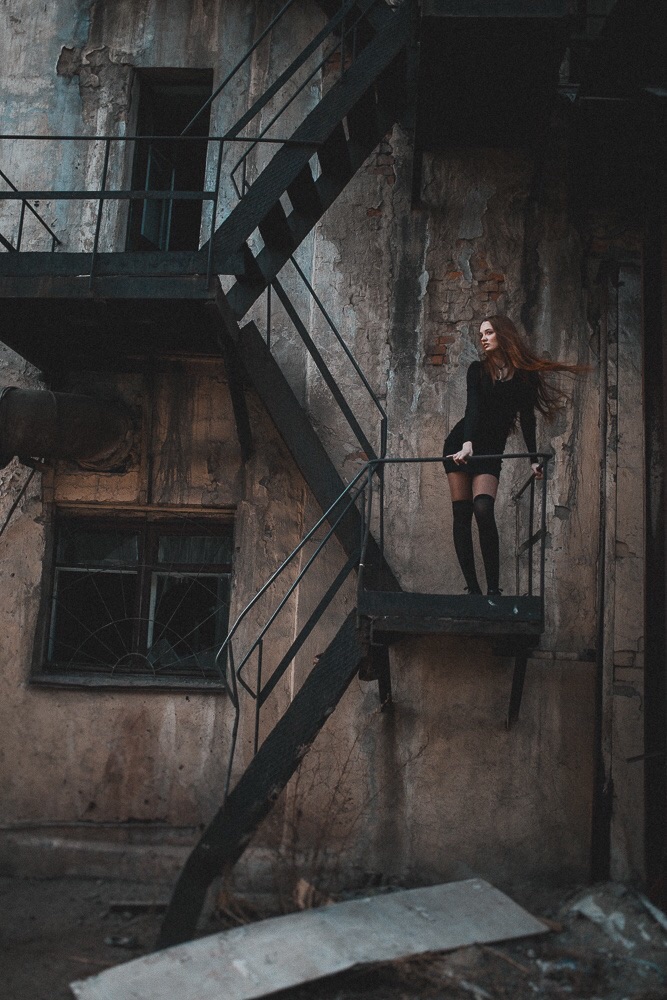 667x1000, 216 Kb / Лестница, девушка, развалины, окно, решетка