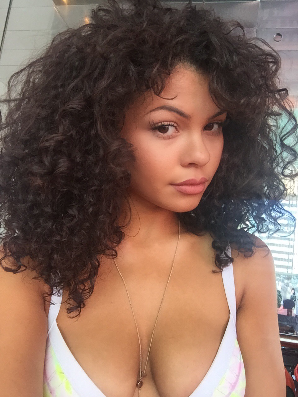 960x1280, 351 Kb / мулатка, кучерявая, кулон, цепочка