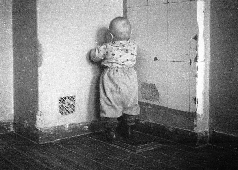 823x590, 117 Kb / ч/б, Бан, угол, ребёнок, вентиляция