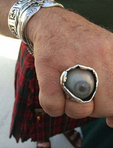 360x472, 44 Kb / рука, кольцо, глаз