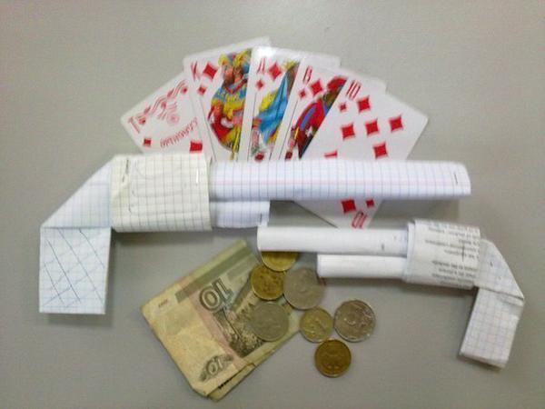 600x450, 32 Kb / карты, деньги, два ствола, пистолет