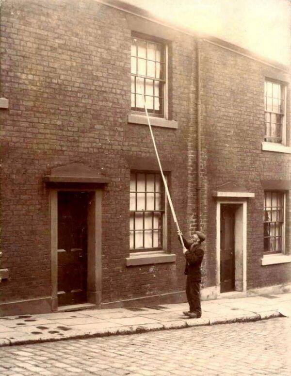 600x775, 92 Kb / окно, палка, сепия