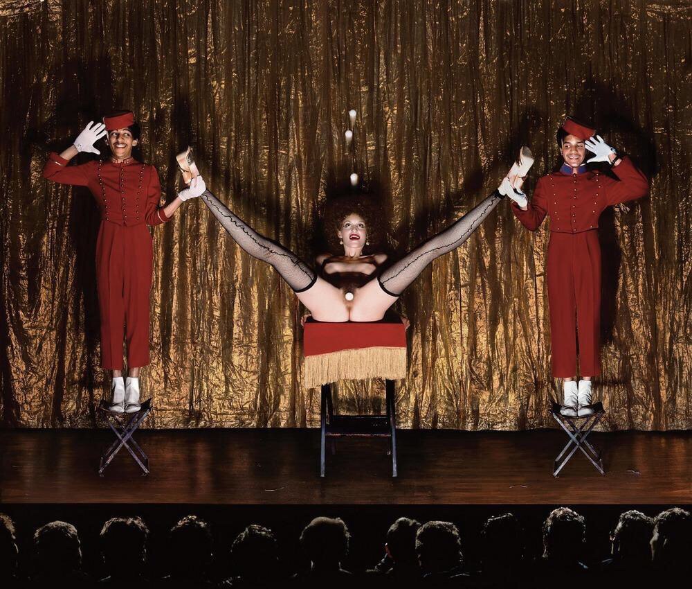 1000x850, 200 Kb / выступление, сцена, жонглёр, зрители