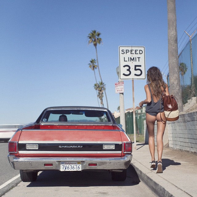 640x640, 85 Kb / шевроле, рюкзак, попа, ноги, девушка, пальмы, знак, ограничение