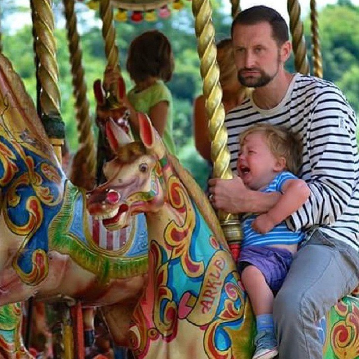 728x728, 151 Kb / мужчина, ребёнок, карусель, мрачность, рёв