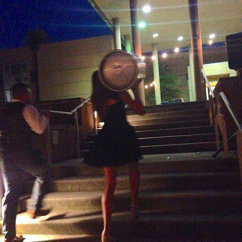 790x790, 90 Kb / девушка, кег, пиво, ступеньки, ножки