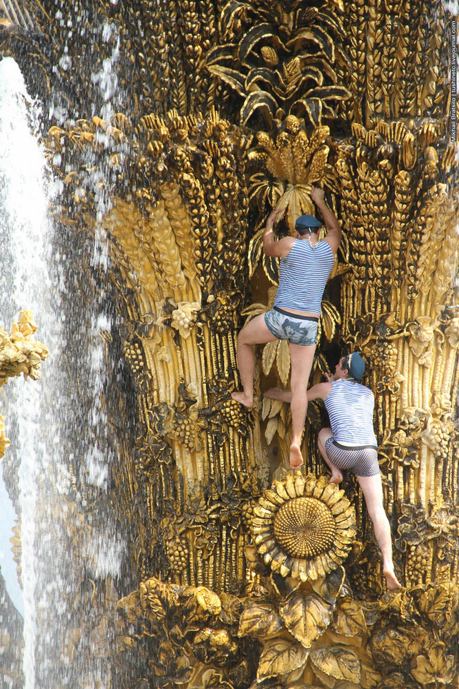 666x1000, 337 Kb / фонтан, десантники, ВДВ