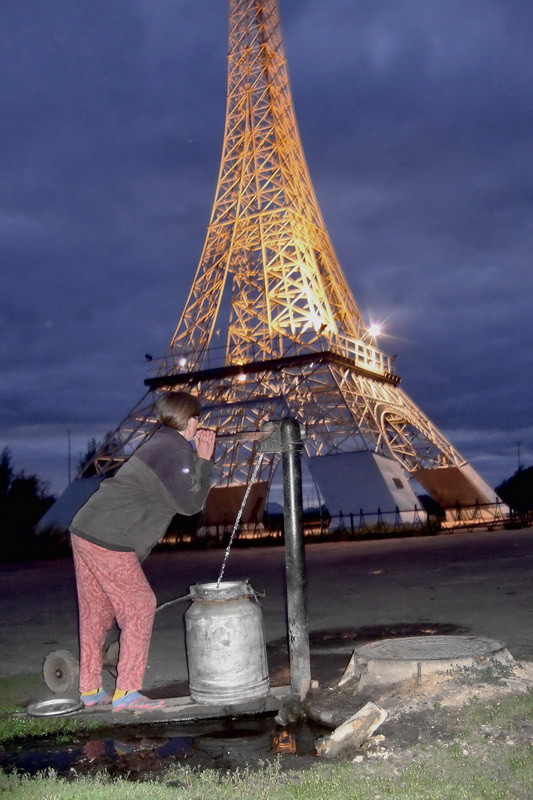 533x800, 139 Kb / Париж,Эйфелева башня, колонка, деревня