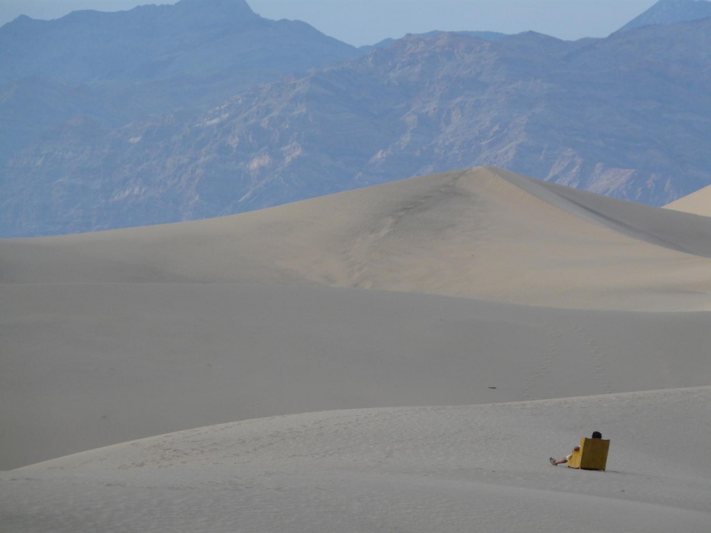 1024x768, 87 Kb / песок, пустыня, барханы, горы, кресло, отдых, медитация