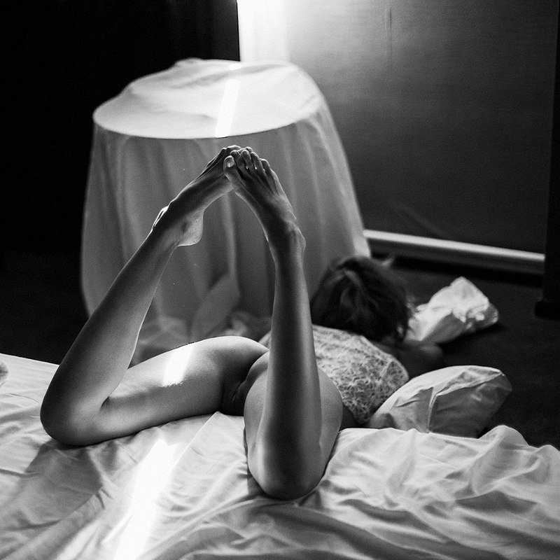 800x800, 106 Kb / ноги, кровать, упала, ч/б