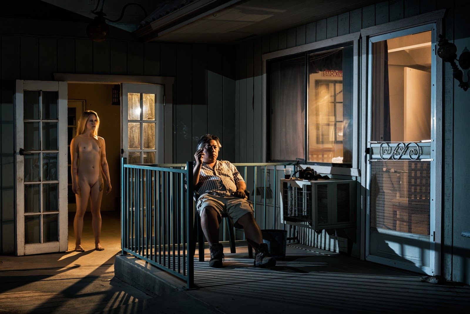 1600x1068, 292 Kb / крыльцо, мужик, сигарета, блондинка, голая, необъяснимое