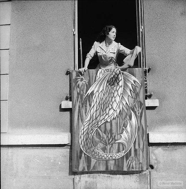 631x640, 111 Kb / русалка, ч/б, балкон, ковер, хвост