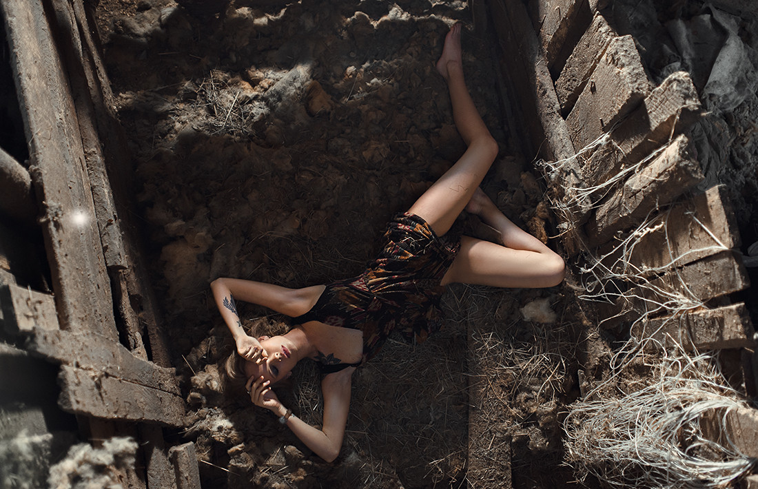 1100x710, 310 Kb / тату, платье, ноги, загон, земля