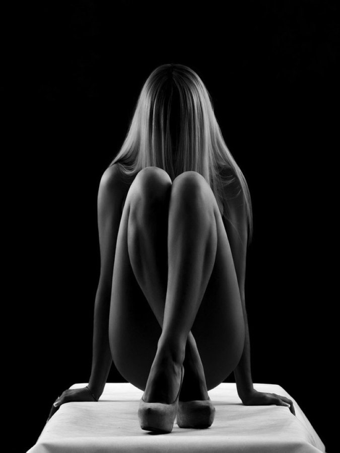 675x900, 42 Kb / блондинка, сидит, колени, туфли, силуэт, ч/б