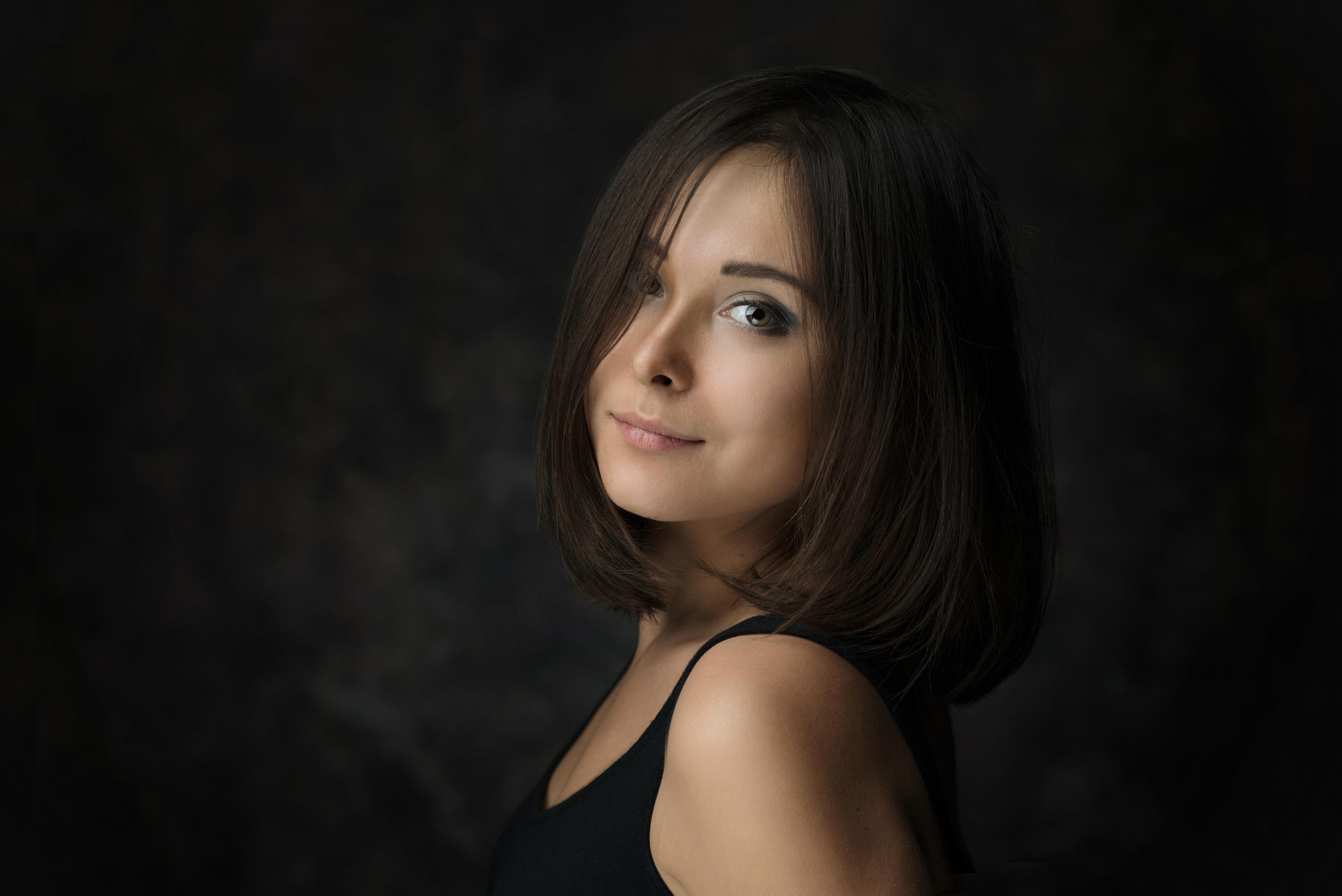 2048x1367, 115 Kb / брюнетка, майка, взгляд