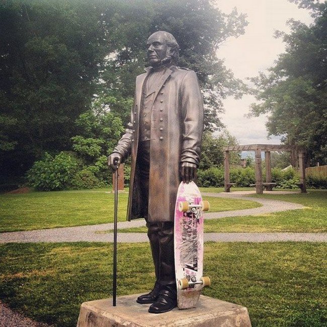 650x650, 131 Kb / Памятник, скейтборд