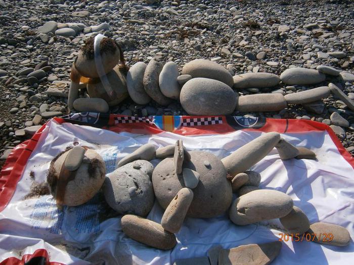 700x525, 86 Kb / Галька, пляж, человечки