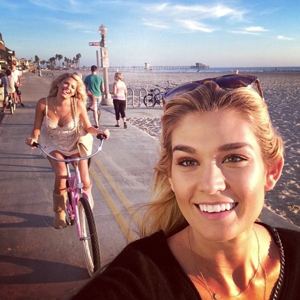 600x600, 142 Kb / девушки, велосипед, песок, пляж