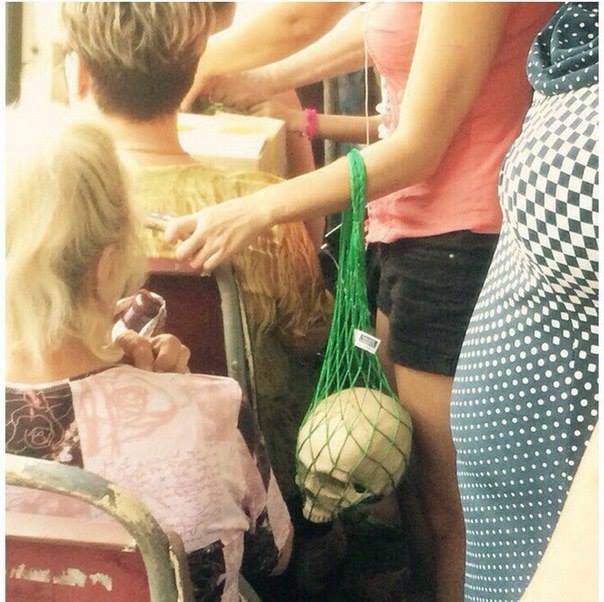 604x602, 54 Kb / автобус, девушка, череп, авоська, час пик