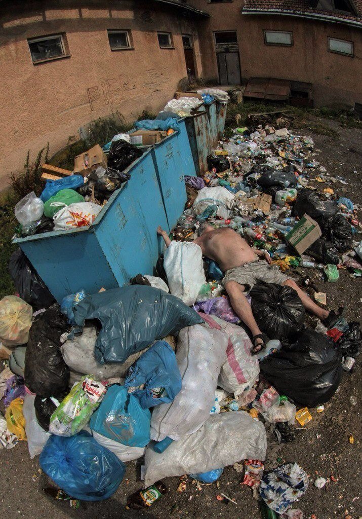 715x1024, 240 Kb / баки, мусорные, пьяница, алкоголик