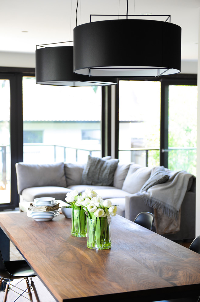 658x990, 140 Kb / лампа, цветы, интерьер, стол, тарелки, диван, плед