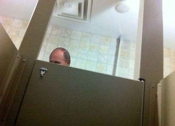 595x428, 68 Kb / Путин, туалет, фотошоп, политота