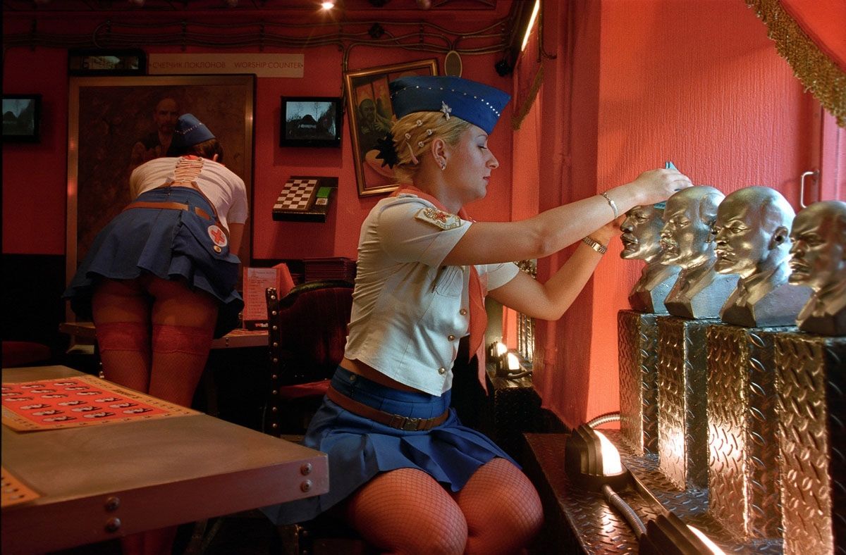 1200x788, 159 Kb / Ленин, бюст, пилотка, ресторан, стол