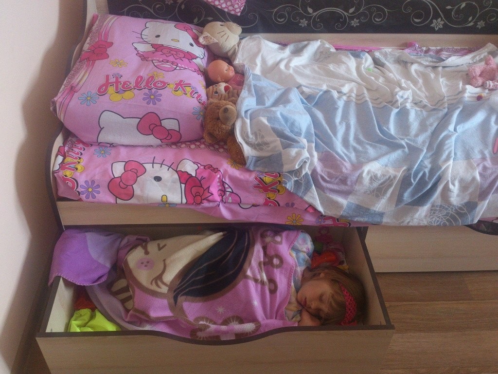 1024x768, 273 Kb / Ребёнок, кровать, игрушки, ящик, спит, хелло китти