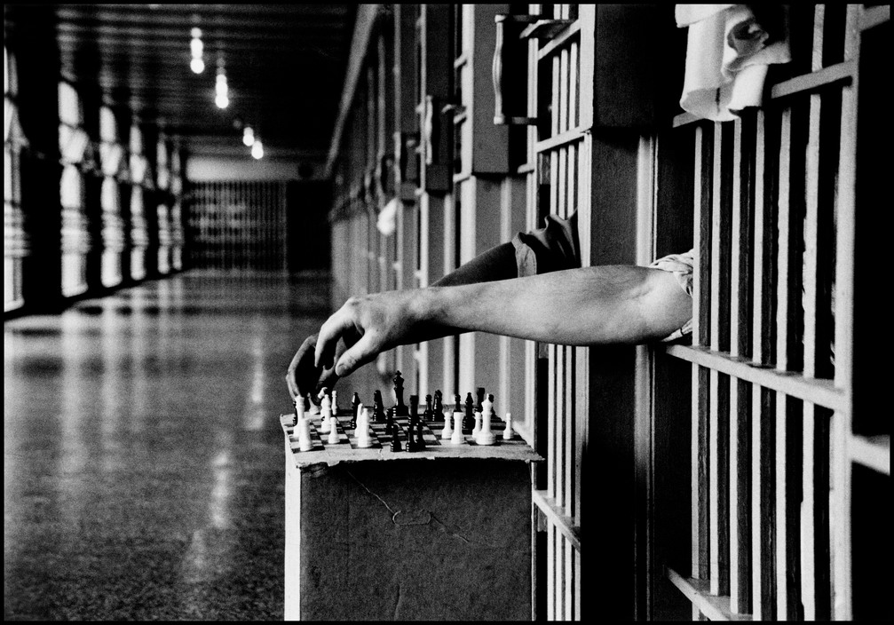 1007x704, 245 Kb / тюрьма, шахматы, руки, ч/б