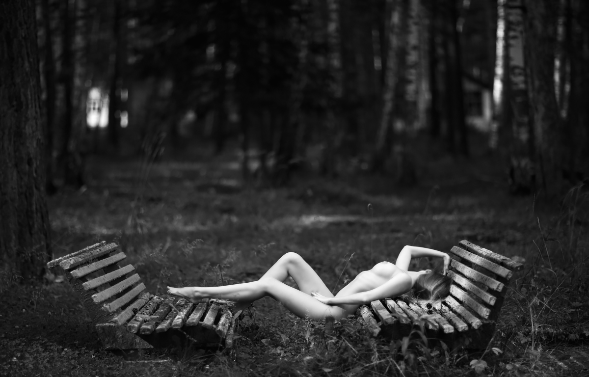 1200x768, 347 Kb / парк, лес, лавки, девушка, ч/б, сиськи