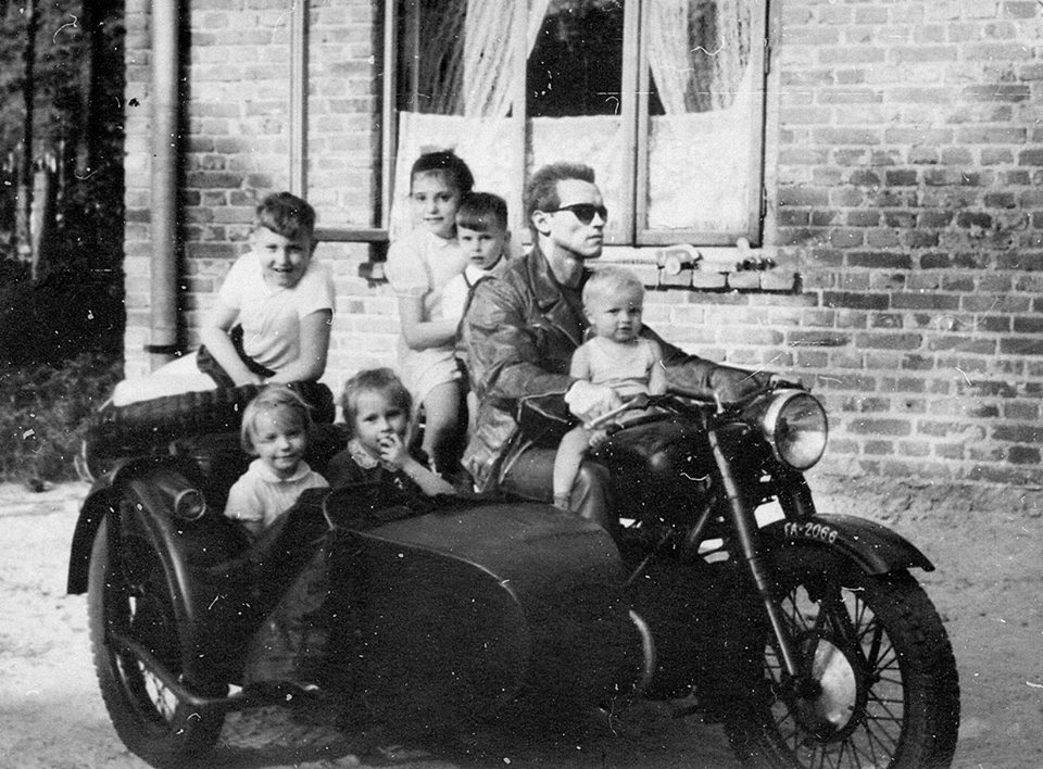 960x708, 157 Kb / ч/б, терминатор, мотоцикл, дети, арнольд шварценеггер