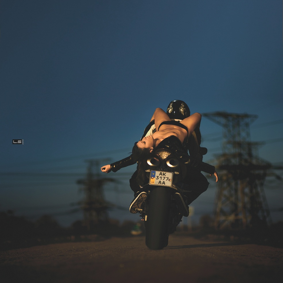 984x983, 244 Kb / небо, мотоцикл, байк, поза