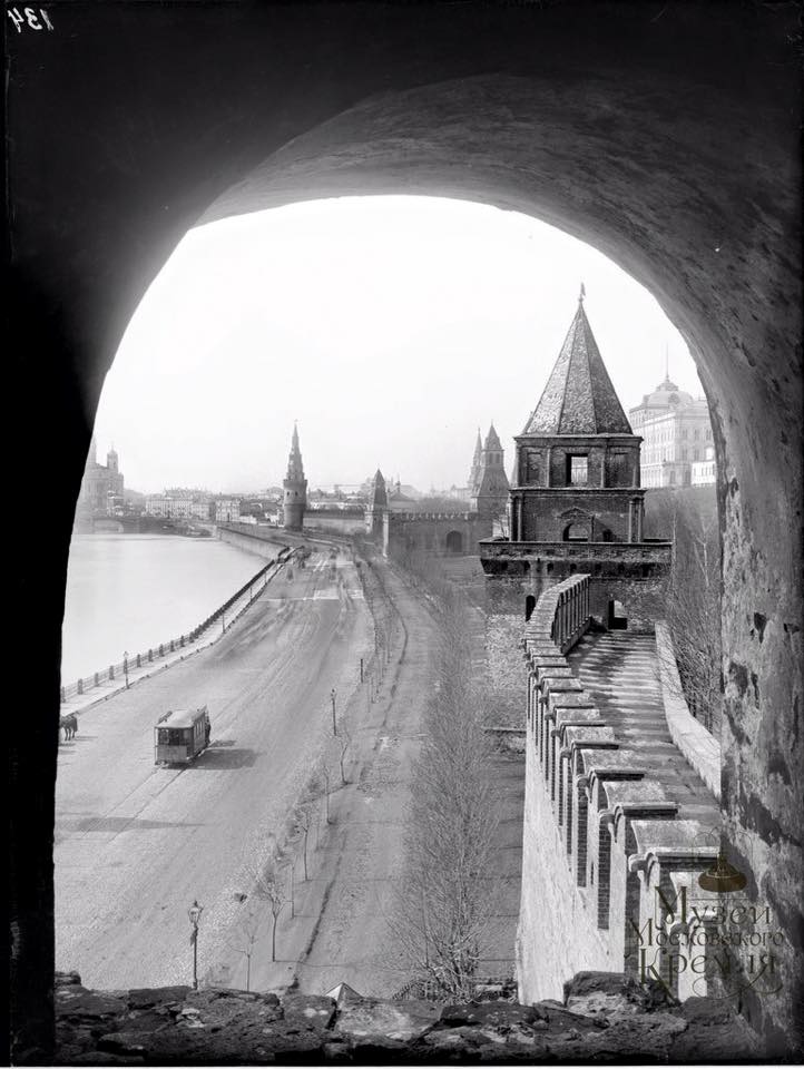 722x960, 81 Kb / набережная, Москва, река, башни, Кремль, вид