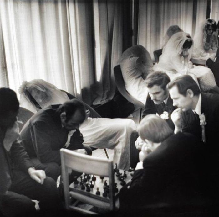 700x692, 56 Kb / ЗАГС, СССР, шахматы, невесты, ч/б