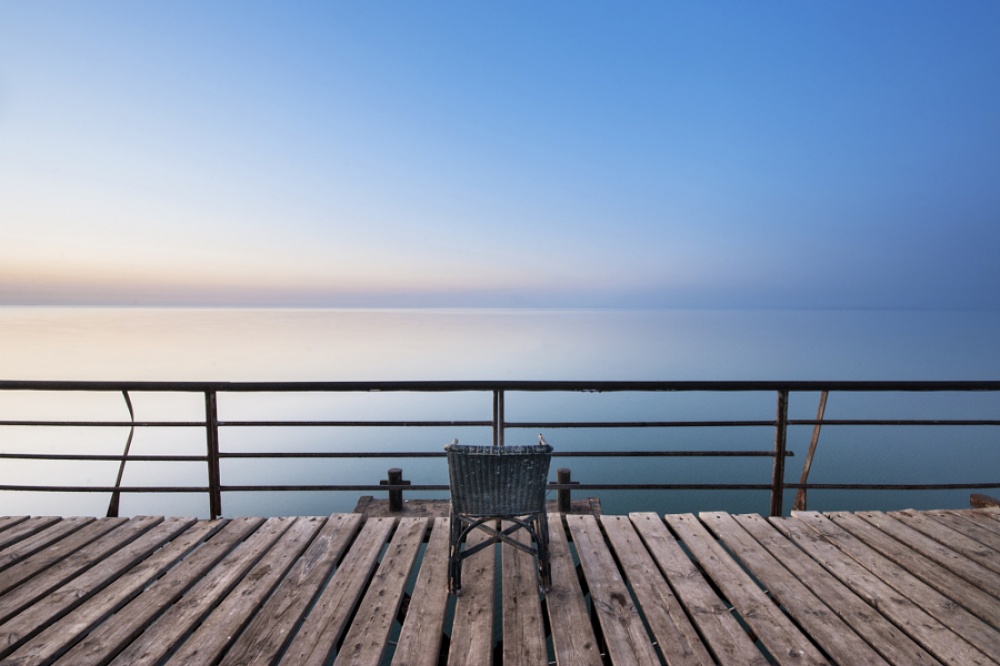 1000x666, 157 Kb / стул, вода, забор, синева, горизонт