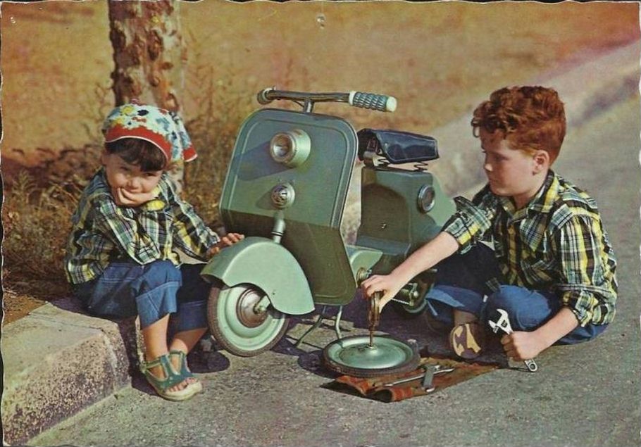 910x635, 111 Kb / Дети, мопед, ремонт