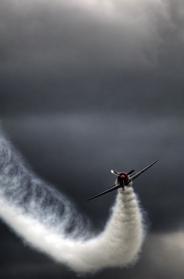 589x889, 27 Kb / самолет, небо, дым