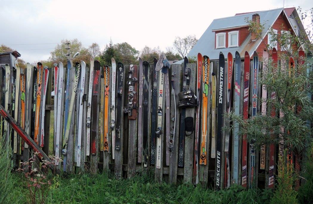 1050x687, 154 Kb / лыжи, забор, дача