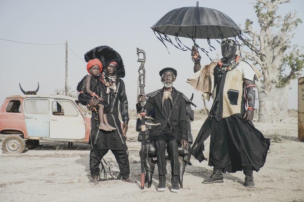 1024x683, 189 Kb / зонтик, негры, посох, трон, папаха, сюрреализм