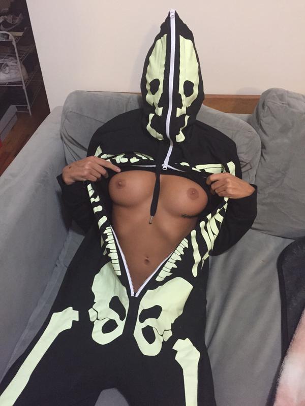 600x800, 49 Kb / костюм, скелет, сиськи, молния