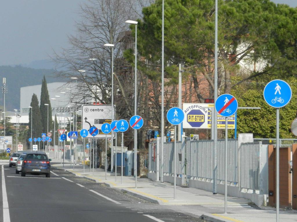 1024x768, 140 Kb / дорога, знаки, велосипедная дорожка