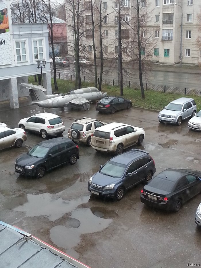 700x933, 162 Kb / паркинг, забор, автомобили, самолёт