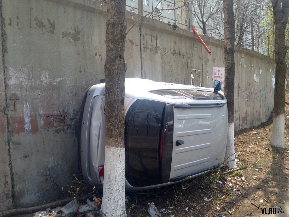 1000x750, 213 Kb / Машина, деревья, забор