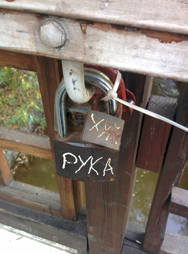 758x1024, 136 Kb / замки, хуй, рука, мост