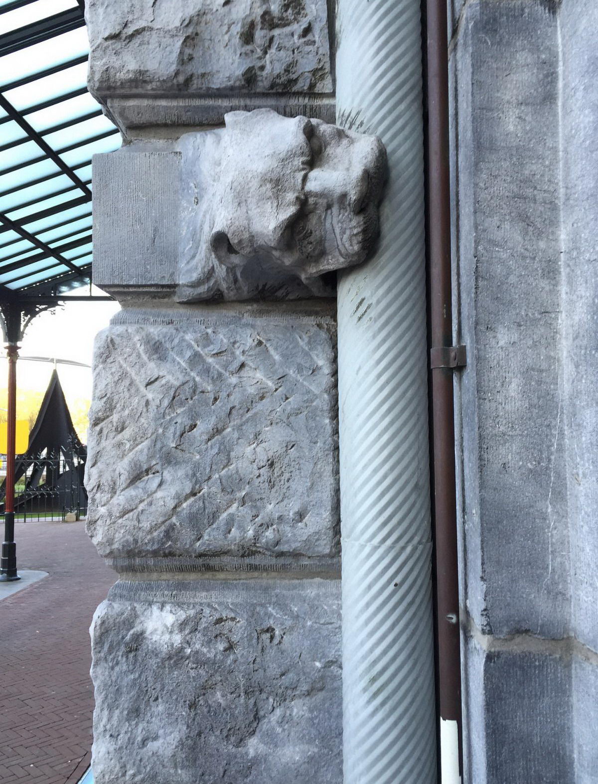 1200x1573, 382 Kb / баральеф, труба, камень, укус, хищник