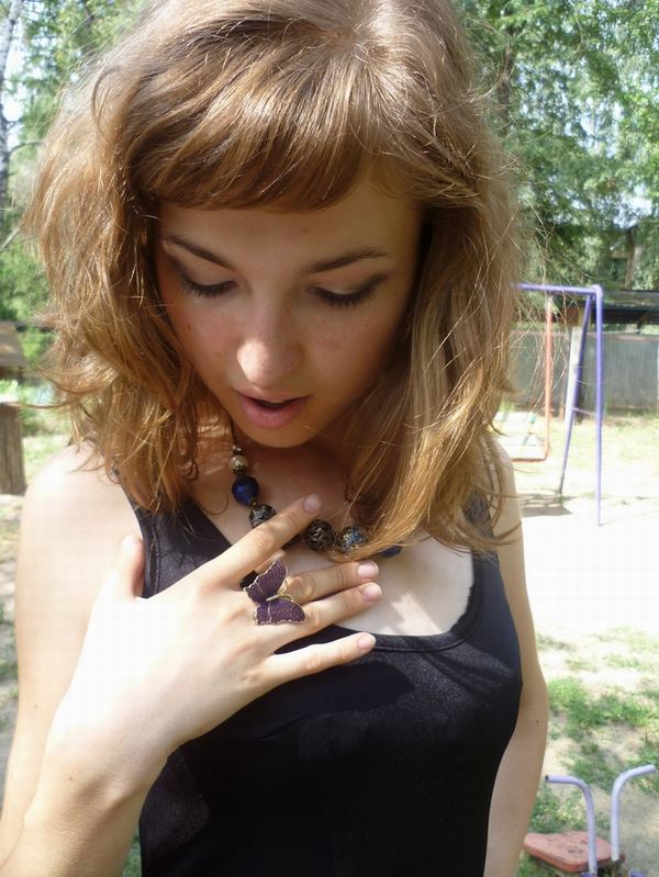 600x799, 82 Kb / девушка, бабочка, бусы, качели