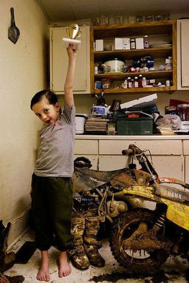 640x959, 108 Kb / победитель, кубок, грязь, мотоцикл